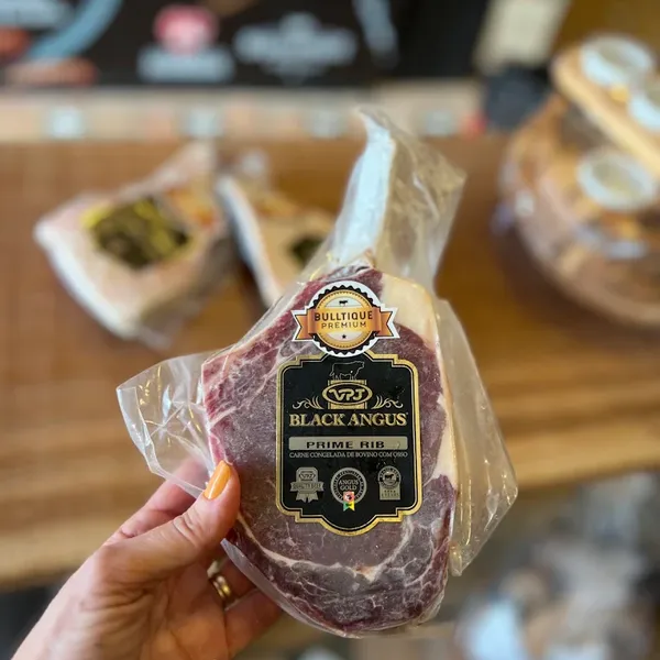 Prime rib Black Angus embalado a vácuo com o selo Bulltique