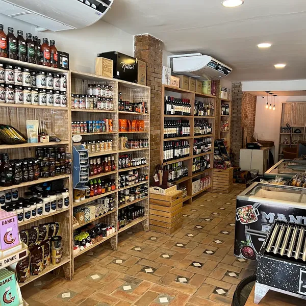 Prateleiras de madeira com vinhos, molhos e temperos