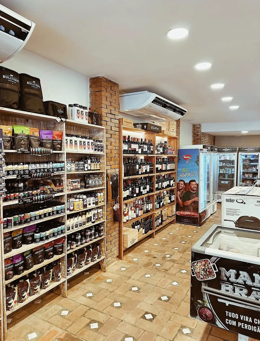 Interior da loja com prateleiras de vinhos, temperos e farofas